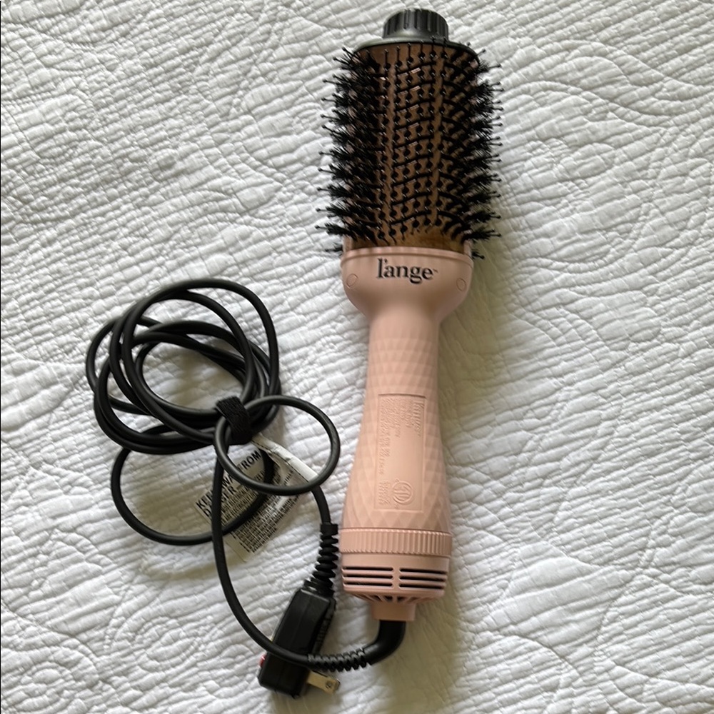 L’ange 75 mm styling brush.